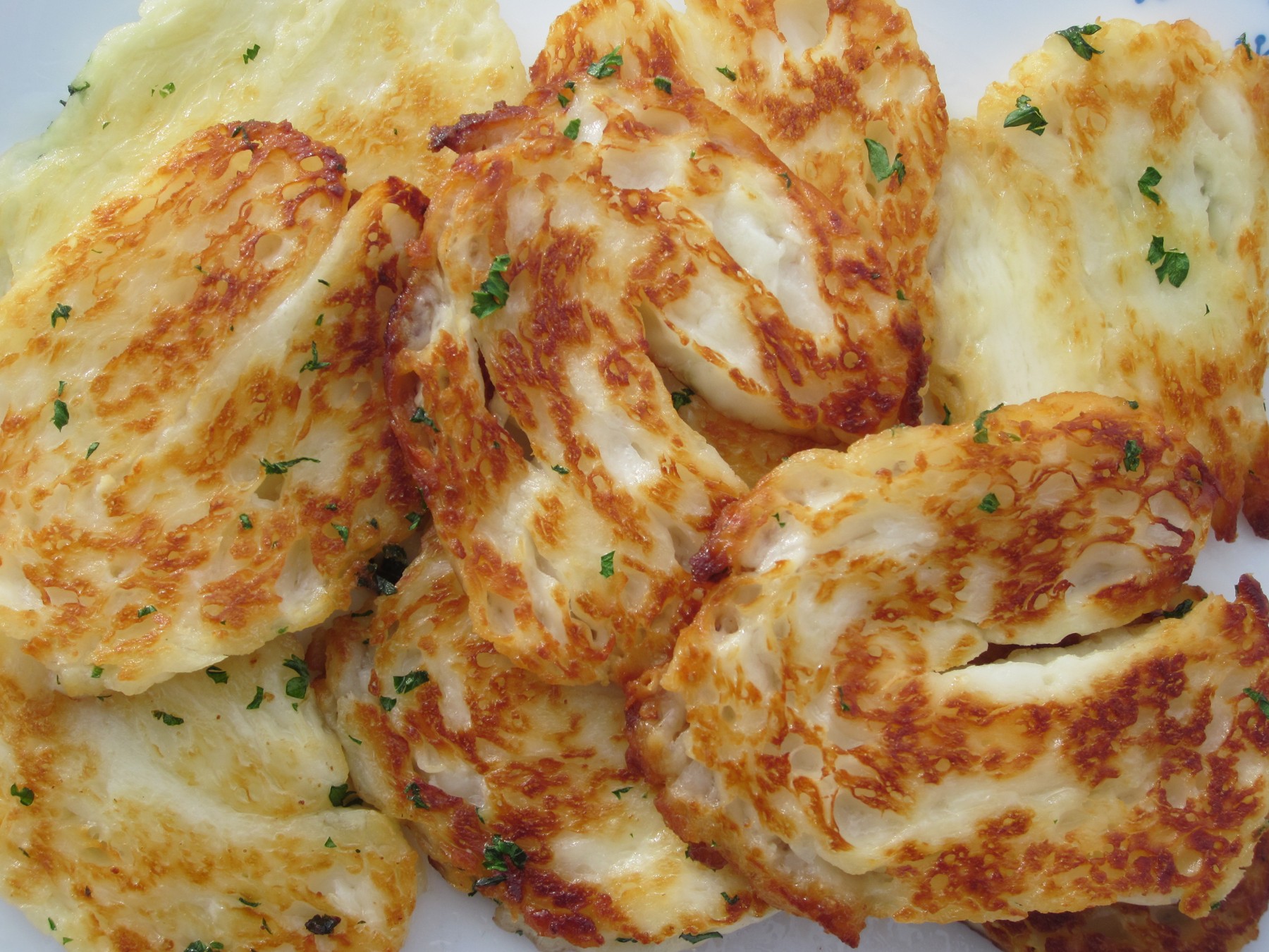Goldbraun gegrillte Halloumi-Scheiben