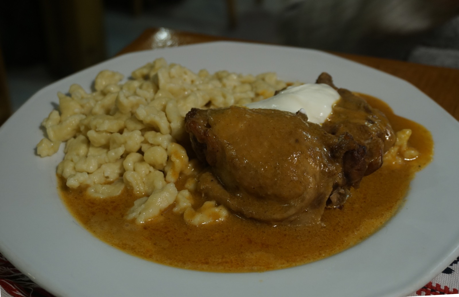 Paprikahähnchen mit rötlicher Sauerrahmsauce und Nokedli