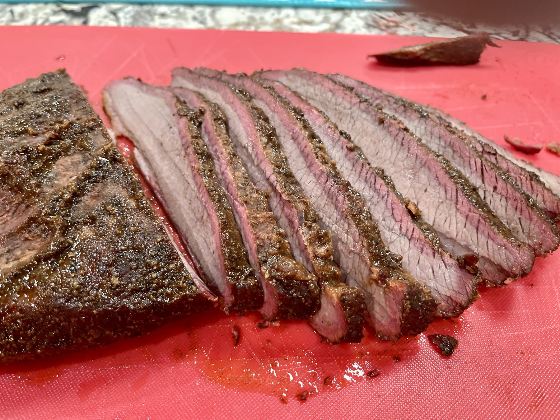 Aufgeschnittenes geräuchertes Rinderbrisket mit sichtbarem Rauchring und dunkler Kruste