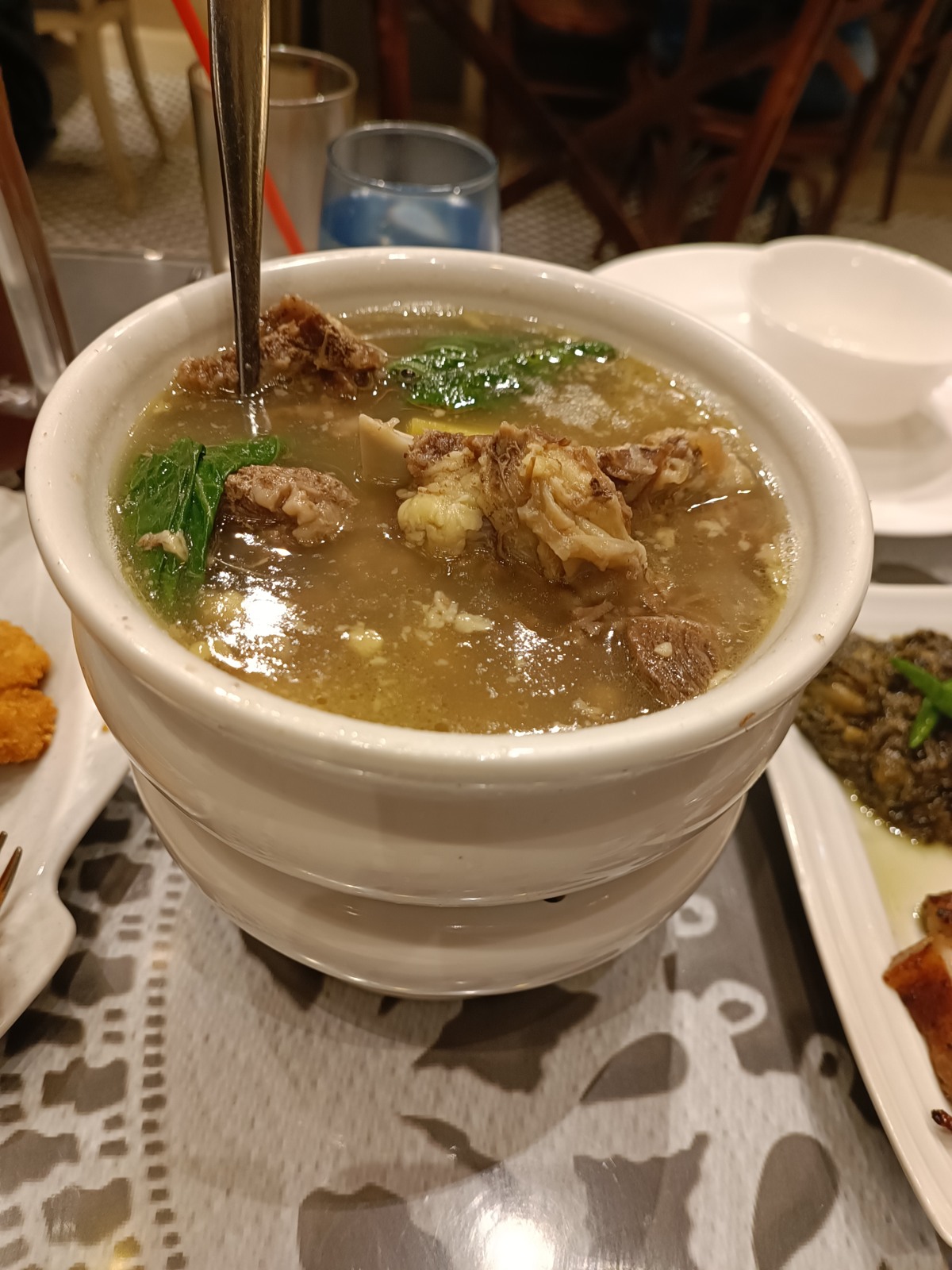 Klare philippinische Rindfleischsuppe mit Gemüse