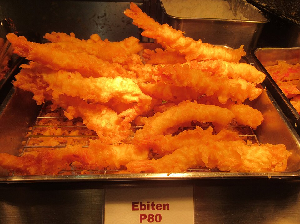 Goldbraune frittierte Garnelen-Tempura auf einem Gitter