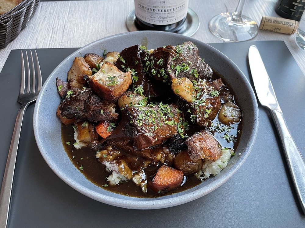 Bœuf bourguignon mit Pilzen, Speck und Perlzwiebeln, auf Kartoffelpüree serviert