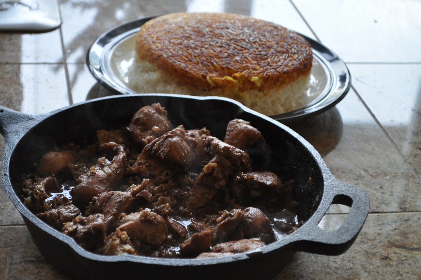 Persischer Fesenjan mit Hähnchen in dunkler Walnuss-Granatapfelsauce