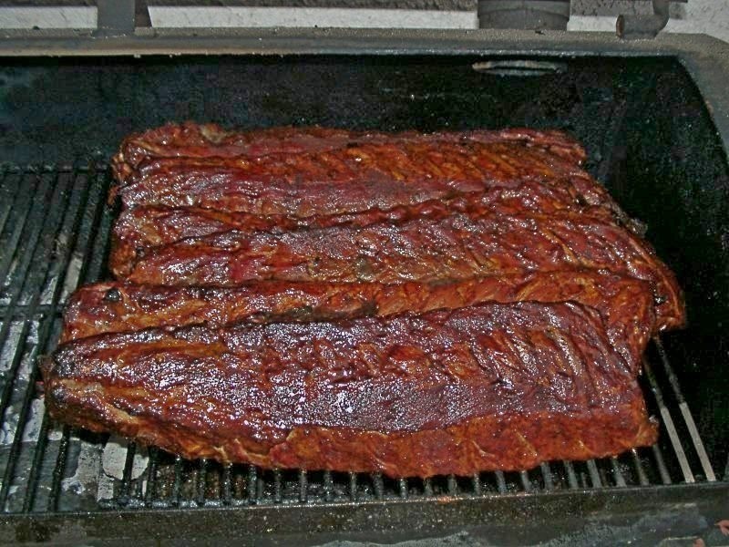 Glänzend glasierte Baby-Back-Rippchen vom Grill, teils angeschnitten