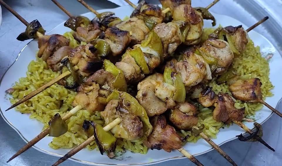 Gegrillte Shish-Tawook-Hähnchenspieße auf einem Teller