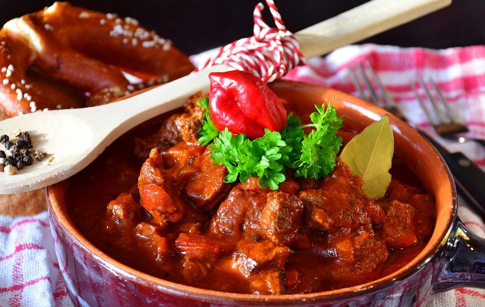 Ungarisches Rindergulasch mit roter Paprikasauce in einer Schale