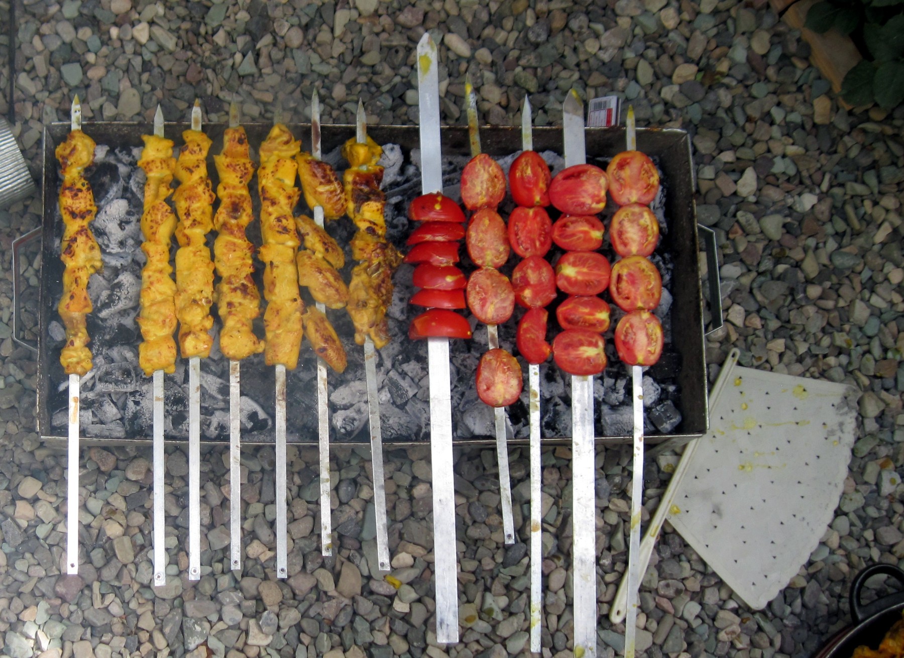Gegrillte Joojeh-Kabab-Spieße mit Safran-Hähnchen auf einem Teller