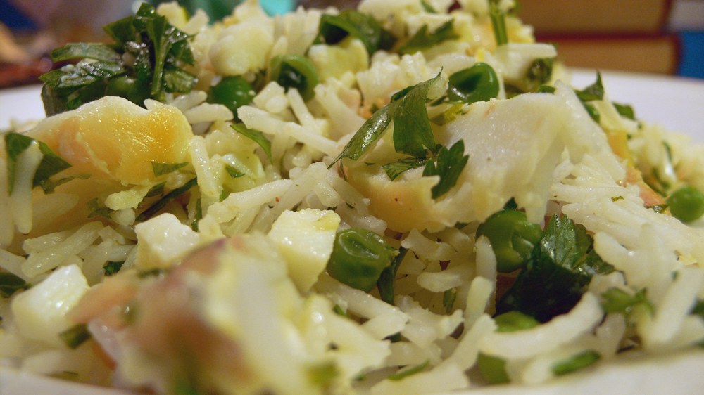 Britisches Kedgeree mit Reis, Räucherfisch und Ei