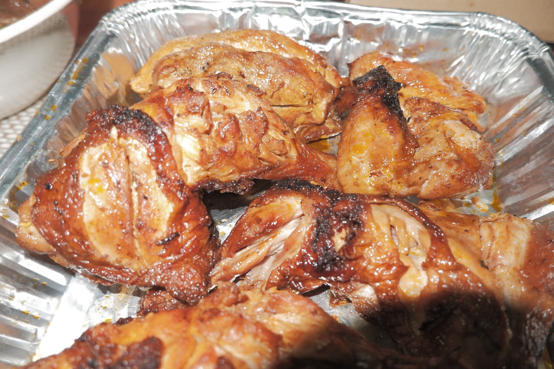 Gegrillte philippinische Hähnchenteile (Chicken Inasal) mit orangefarbener Annatto-Glasur