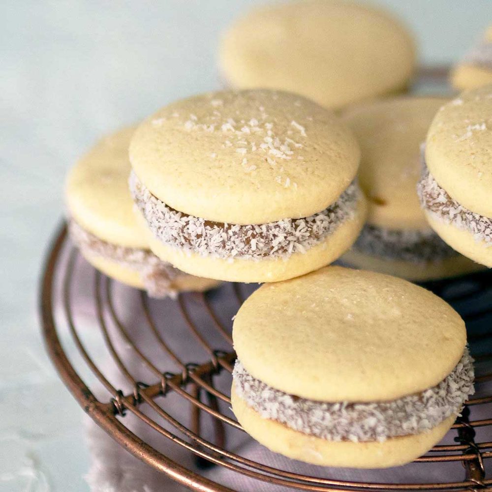 Alfajores mit Dulce de leche und Kokosrand
