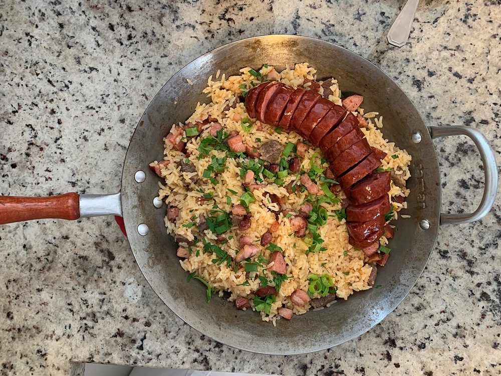 Pfanne mit Arroz carreteiro und einer Calabresa-Wurst