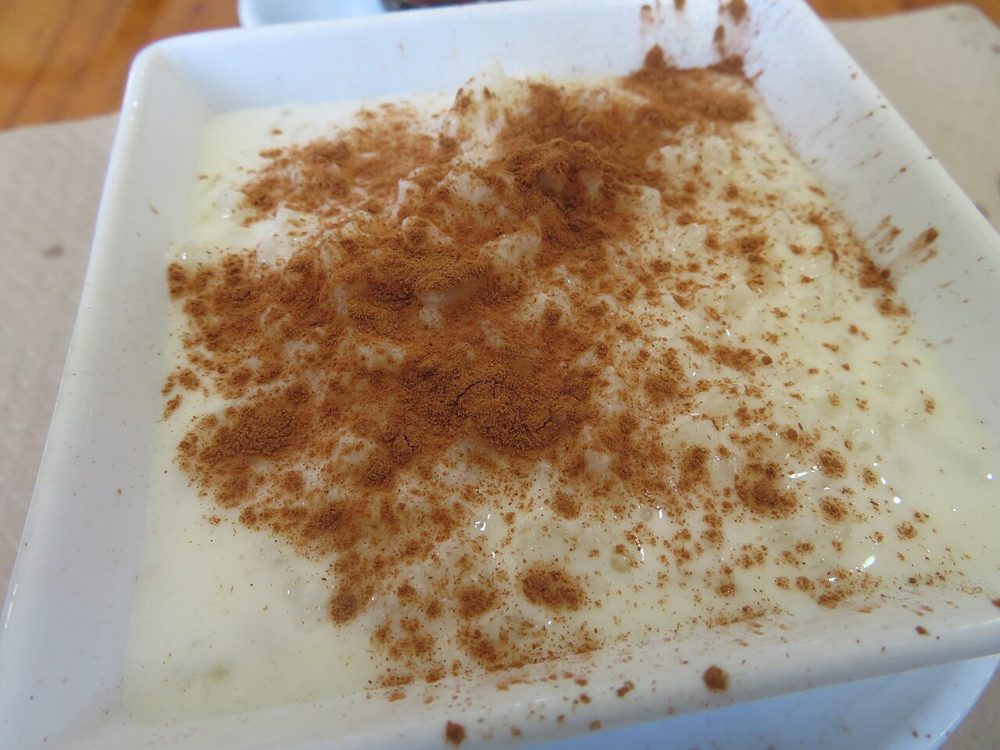 Milchreis mit gemahlenem Zimt in einer Schale