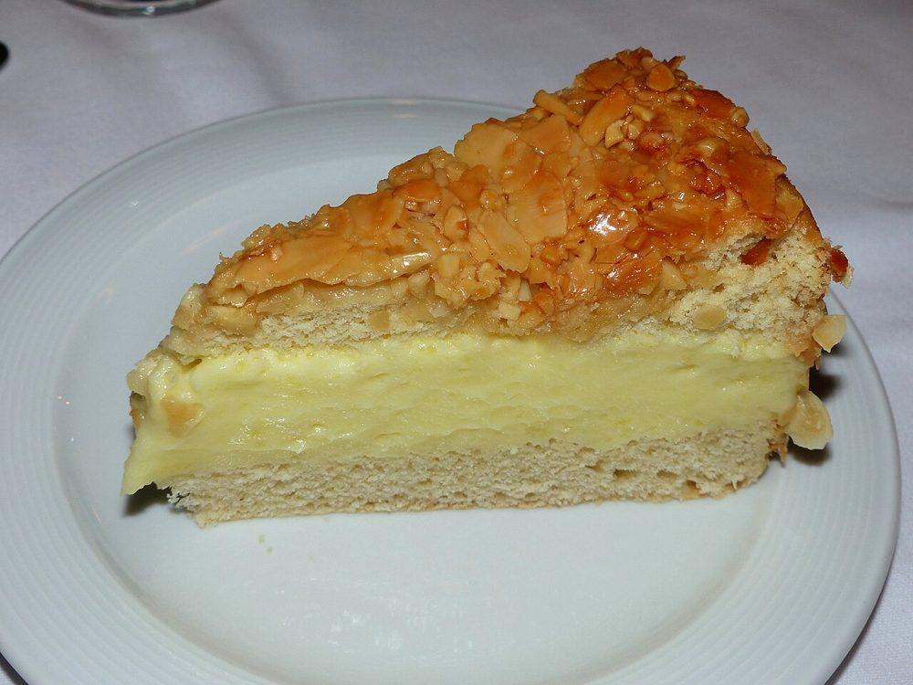 Stück Bienenstich mit Mandelkruste und Vanillecreme