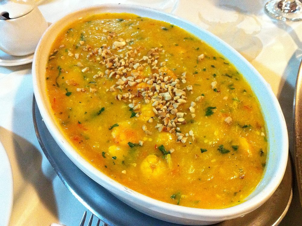 Ovale Form mit cremigem Bobó de camarão, bestreut mit Nüssen