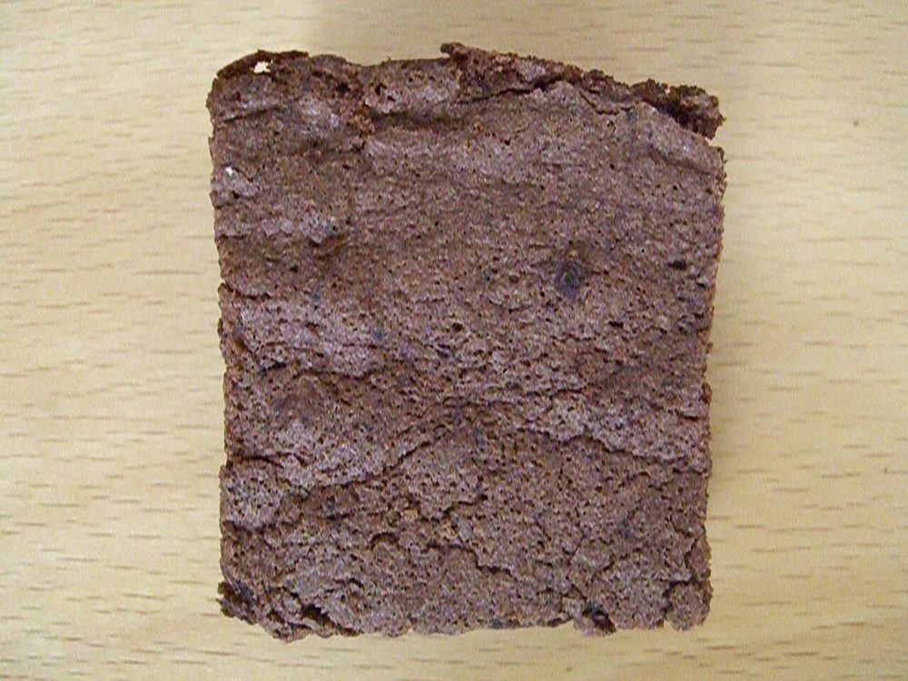 Ein Stück Brownie auf hellem Untergrund