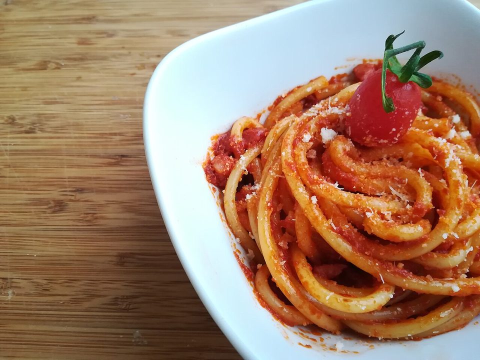 Bucatini all'amatriciana mit Tomatensauce und Guanciale in einer Schüssel