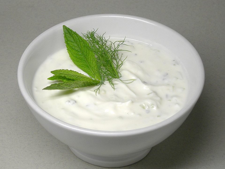 Cremiger Cacık-Dip in einer weißen Schale mit Minzblättern garniert