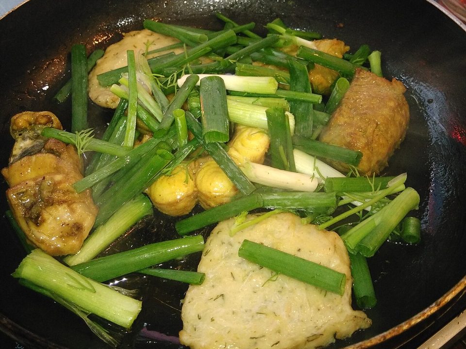 Pfanne mit gelbem Kurkuma-Fisch, Frühlingszwiebeln und Dill