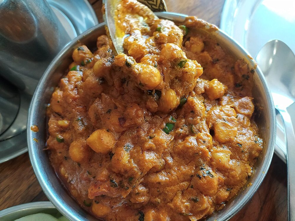 Chana Masala in einer Metallschale