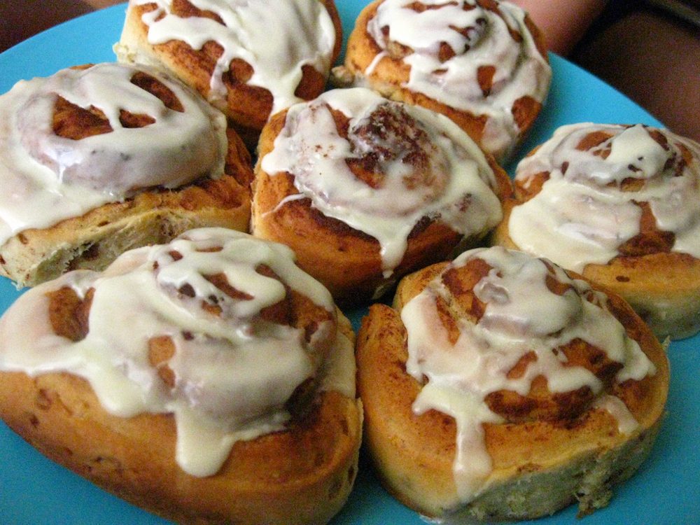 Zimtschnecken mit weißem Zuckerguss