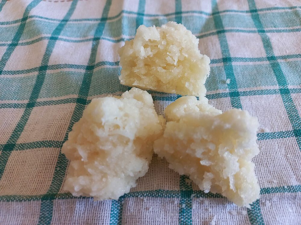 Drei weiße Kokosnuss-Cocadas auf einem karierten Tuch