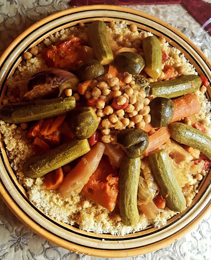 Couscous mit Gemüse und Kichererbsen auf einer Platte