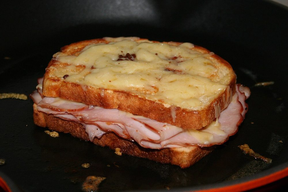 Überbackener Croque-monsieur mit Béchamel