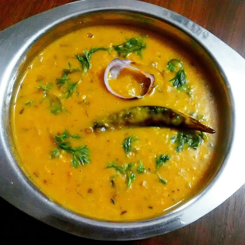 Gelbe Dal Tadka mit Chili in einer Metallschale