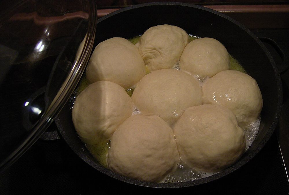 Dampfnudeln in einem gusseisernen Topf
