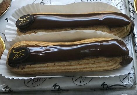 Zwei Schokoladen-Éclairs