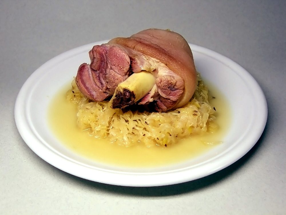 Eisbein auf Sauerkraut mit Kartoffelpüree