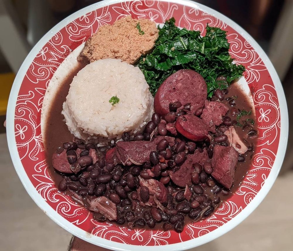 Teller mit Feijoada, Reis, Couve und Farofa