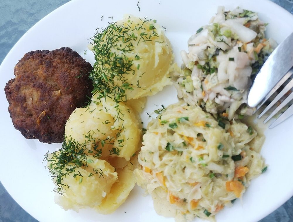 Frikadelle mit Kartoffeln und Gemüse