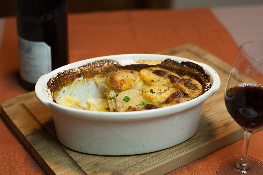 Kartoffelgratin in weißer Auflaufform