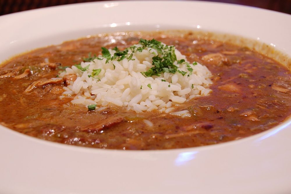 Gumbo mit Reis in einem tiefen Teller