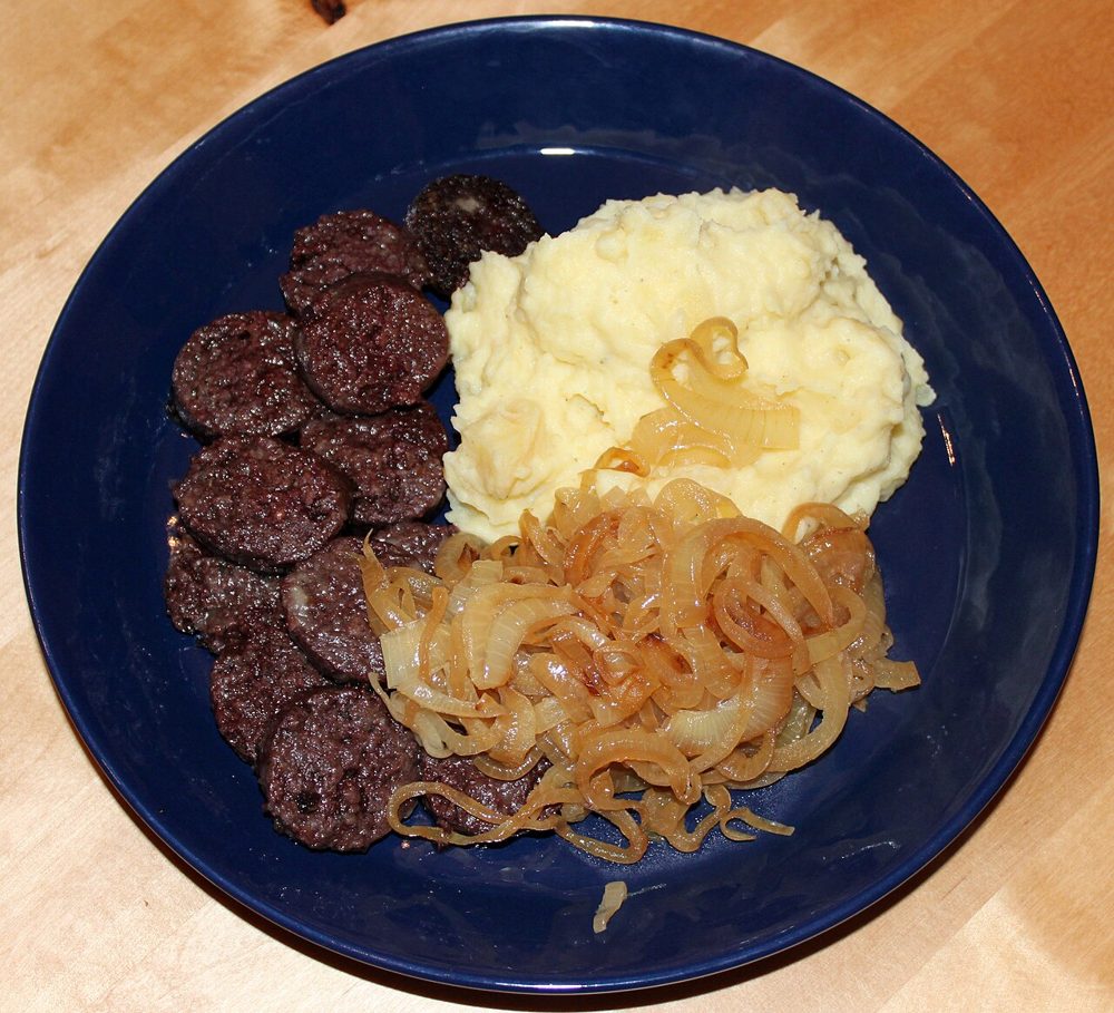 Himmel und Erde: Blutwurst mit Kartoffelpüree, Apfelmus und Zwiebeln