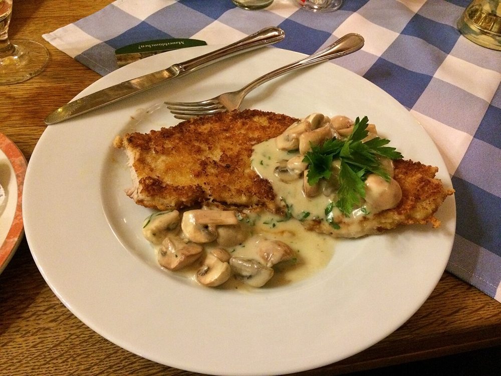 Paniertes Schnitzel mit Champignon-Rahmsauce