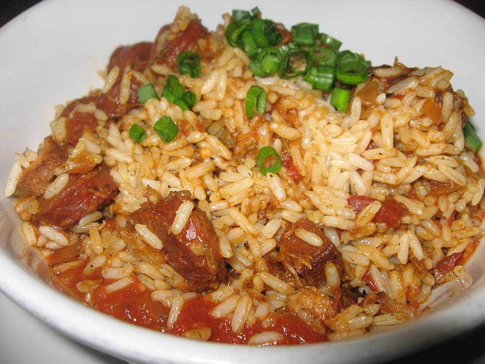 Teller Jambalaya mit Reis, Wurst und Frühlingszwiebeln