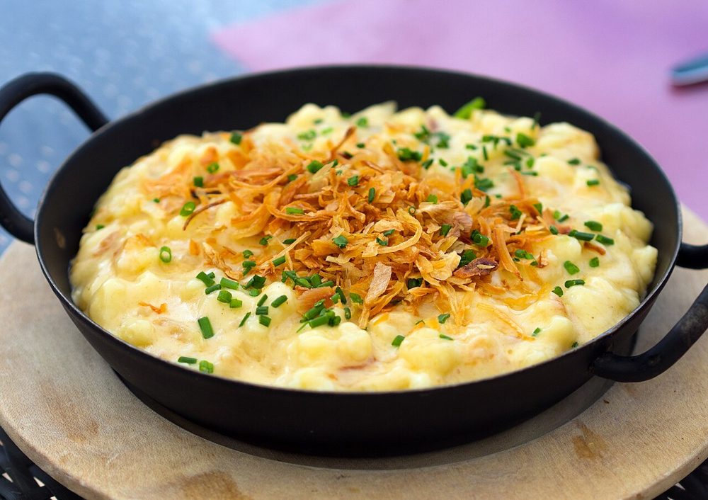 Käsespätzle mit Röstzwiebeln in einer Pfanne