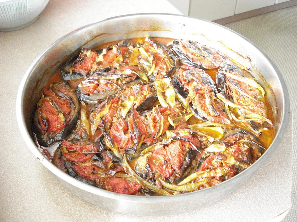 Aufgeschlitzte Auberginen mit Hackfleischfüllung, Tomate und grüner Paprika