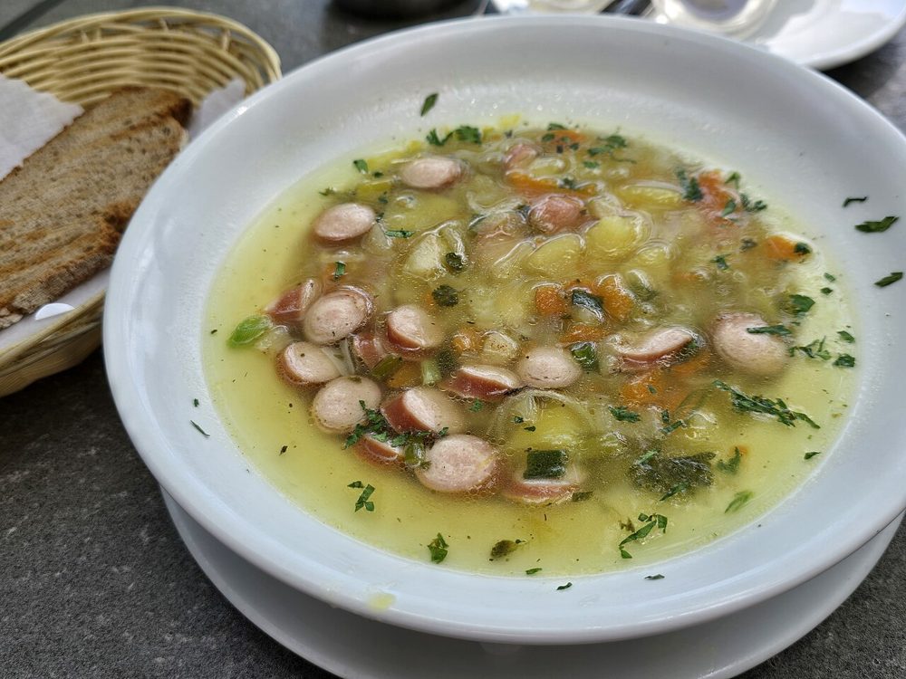 Kartoffelsuppe mit Würstchenscheiben in einem Teller