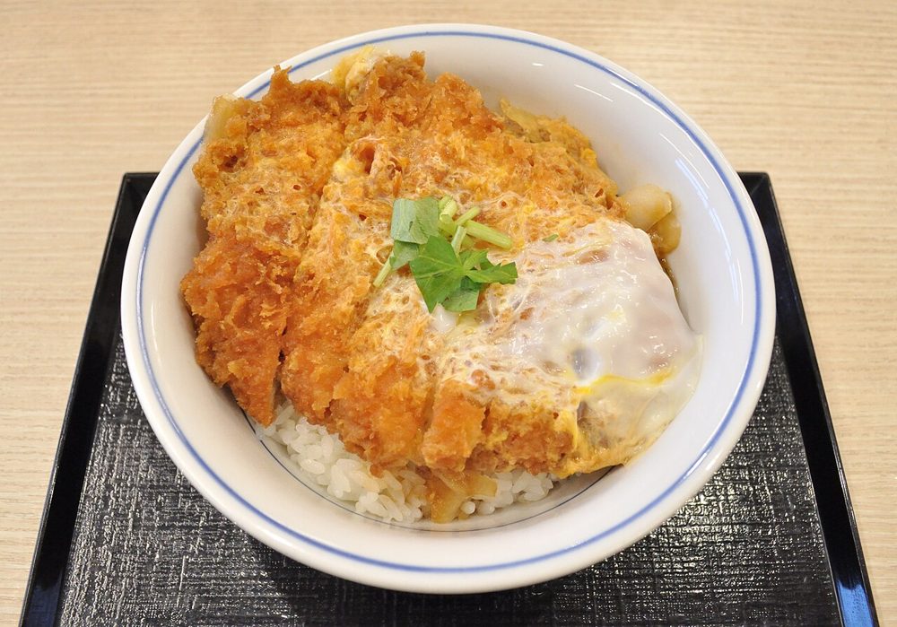 Tonkatsu mit Ei und Zwiebel auf Reis