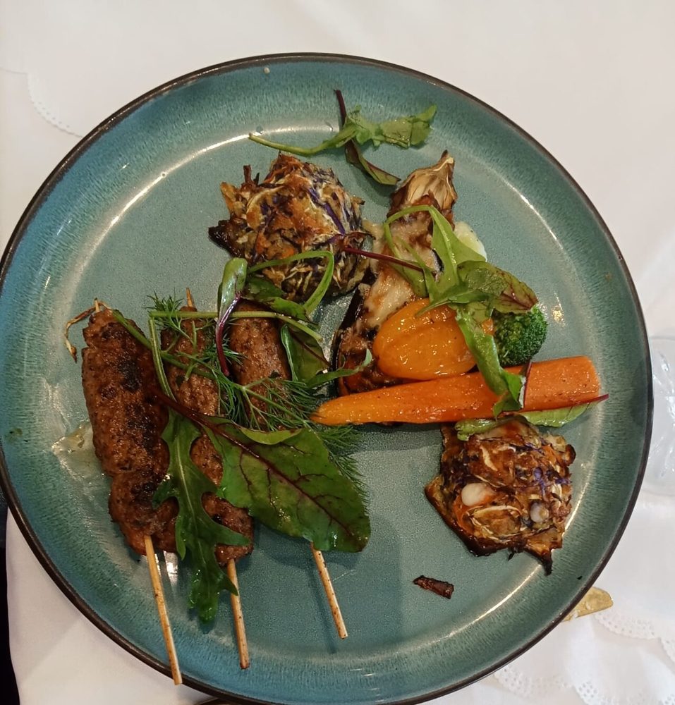 Kefta-Spieße mit Salat auf einem Teller
