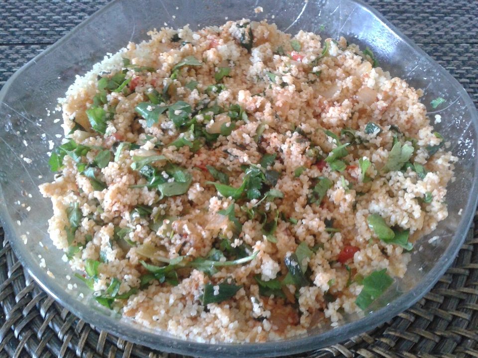 Bulgursalat Kısır mit Petersilie und Gemüse in einer Glasschüssel
