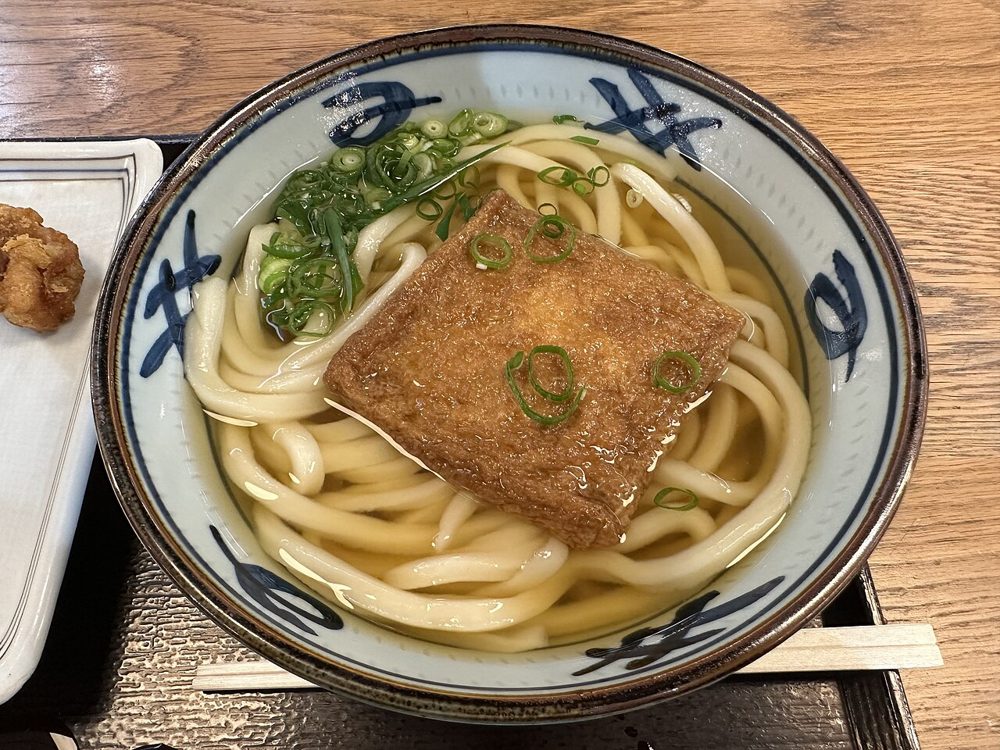 Udon-Nudelsuppe mit süßem frittiertem Tofu