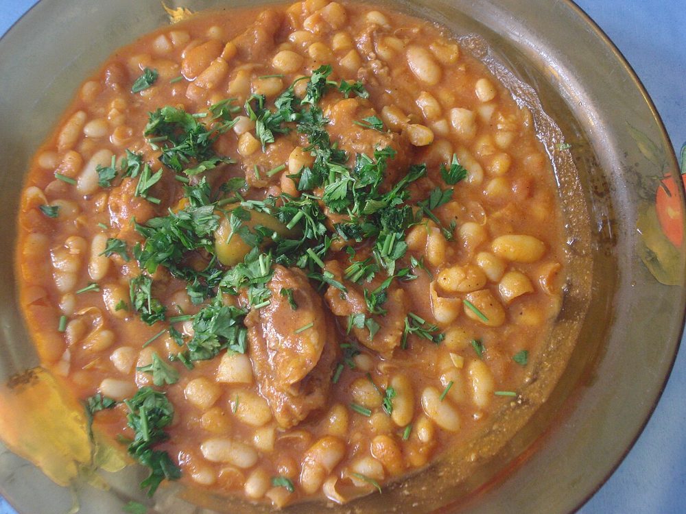 Weiße Bohnen in Tomatensauce mit Petersilie