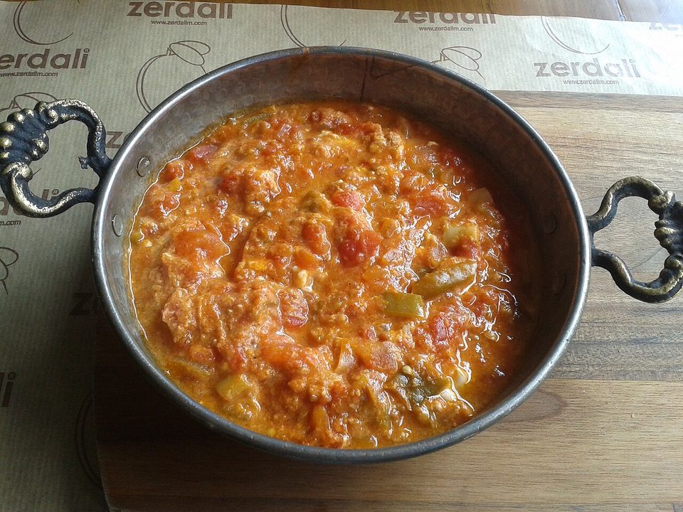 Menemen in einer kleinen Pfanne mit Tomaten, Paprika und Eiern