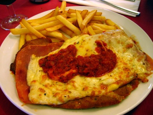 Milanesa napolitana mit Käse und Tomatensauce