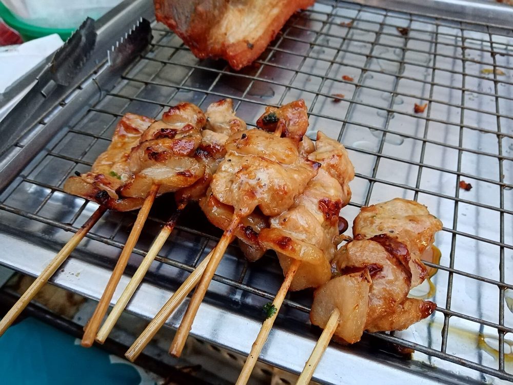 Moo-Ping-Spieße auf einem Grillrost