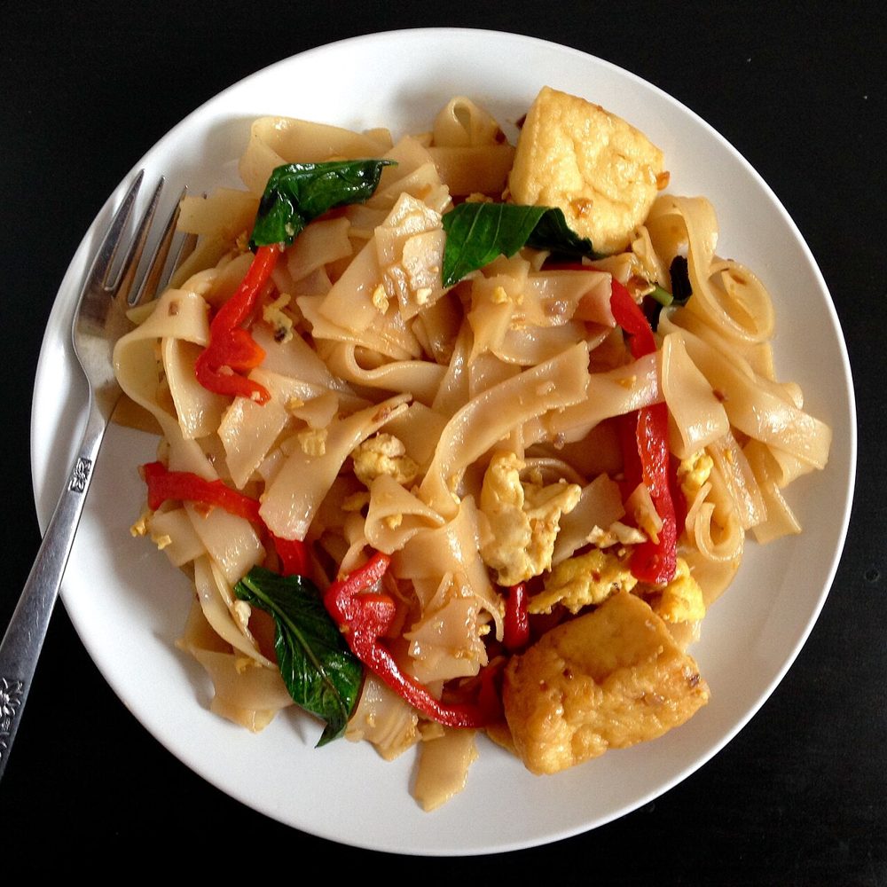 Pad Kee Mao mit Chili und Basilikum auf einem Teller